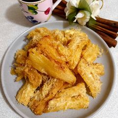 A picture of Crispy Fried Cassava (Singkong Goreng).