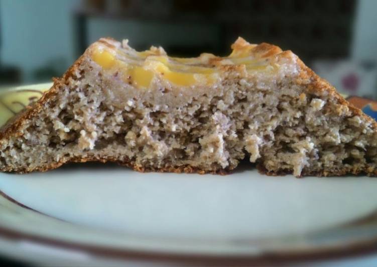 Bolo de banana e uvas passas
