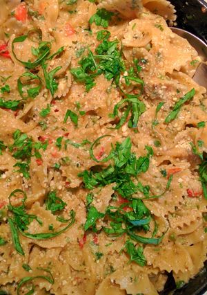 A picture of Creamy basil sauce with bowties.