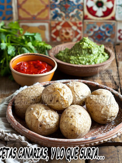 Una foto de Papas arrugadas con mojo picón rojo y mojo verde