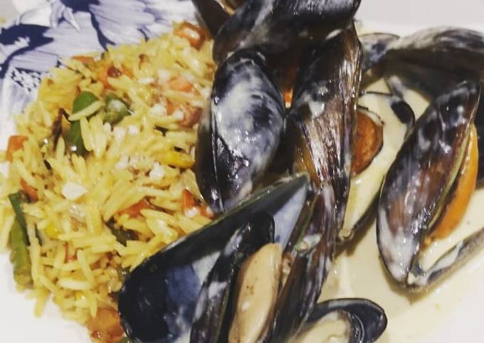 Recipe of Quick Creamy Garlic Mussels