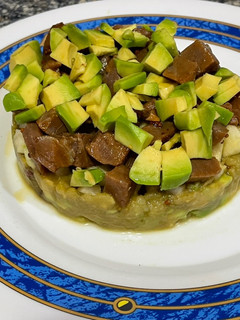 Una foto de Tartar de atún sobre cama de brocomole