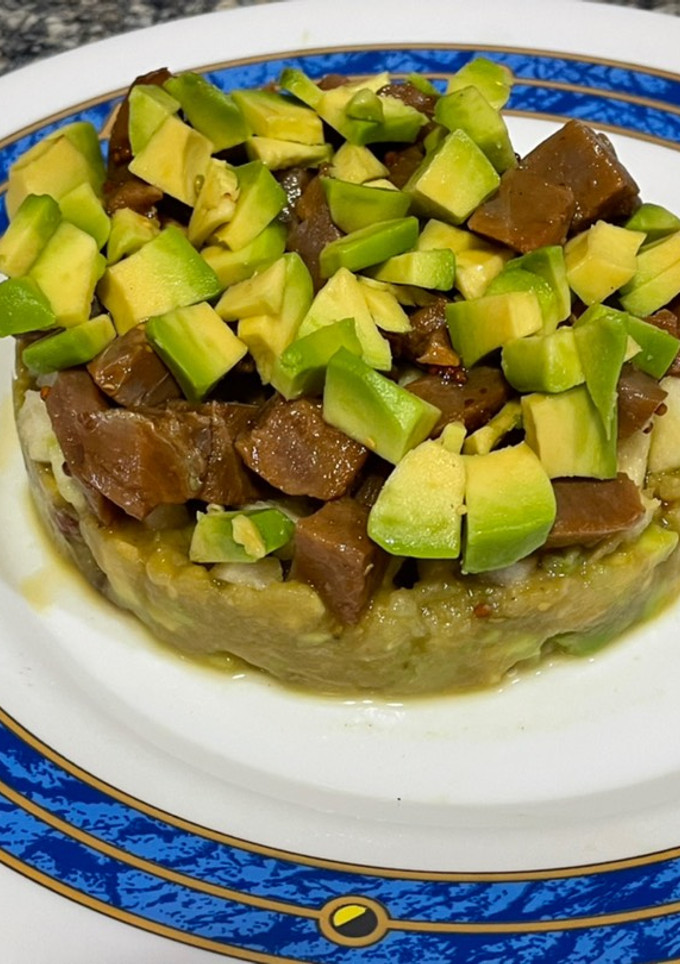 Una foto de Tartar de atún sobre cama de brocomole