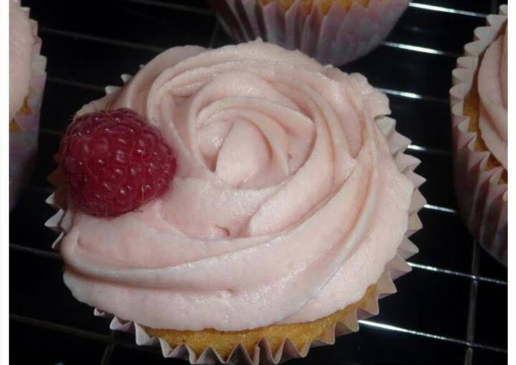Almond and raspberry cupcakes