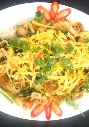 Hình của món Bún gạo xào cá hồi.