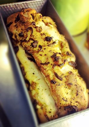 A picture of Spicy bread with onions & goat cheese..