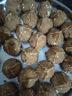 લાડુ(ladu recipe in Gujarati) રેસીપી મુખ્ય ફોટો