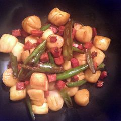 A picture of Sophie's chorizo scallop & green bean warm salad.