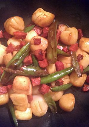 A picture of Sophie's chorizo scallop & green bean warm salad.
