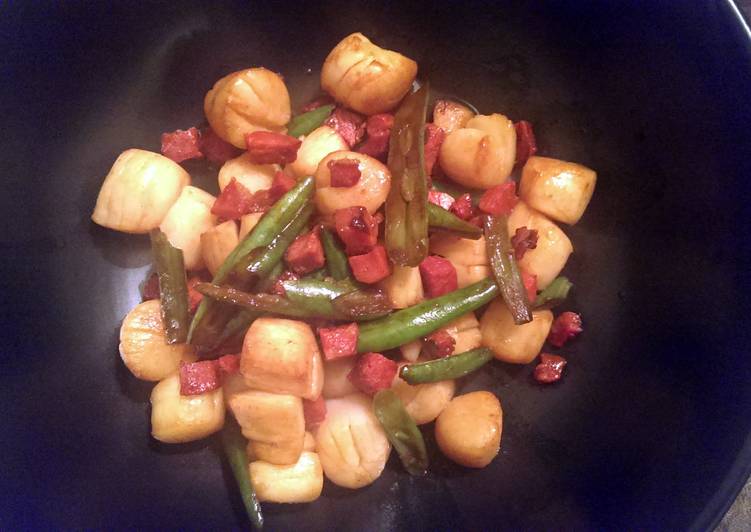 Recipe of Award-winning Sophie&#39;s chorizo scallop &amp; green bean warm salad