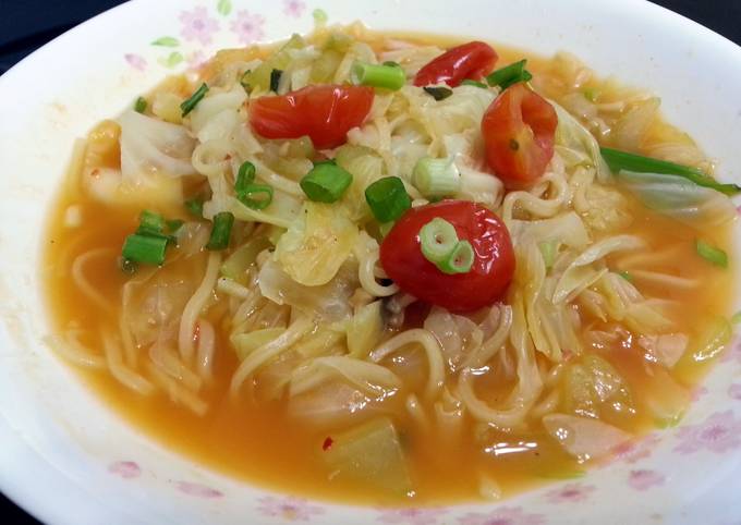 Steps to Make Perfect Cabbage And Tomato In Noodle Soup