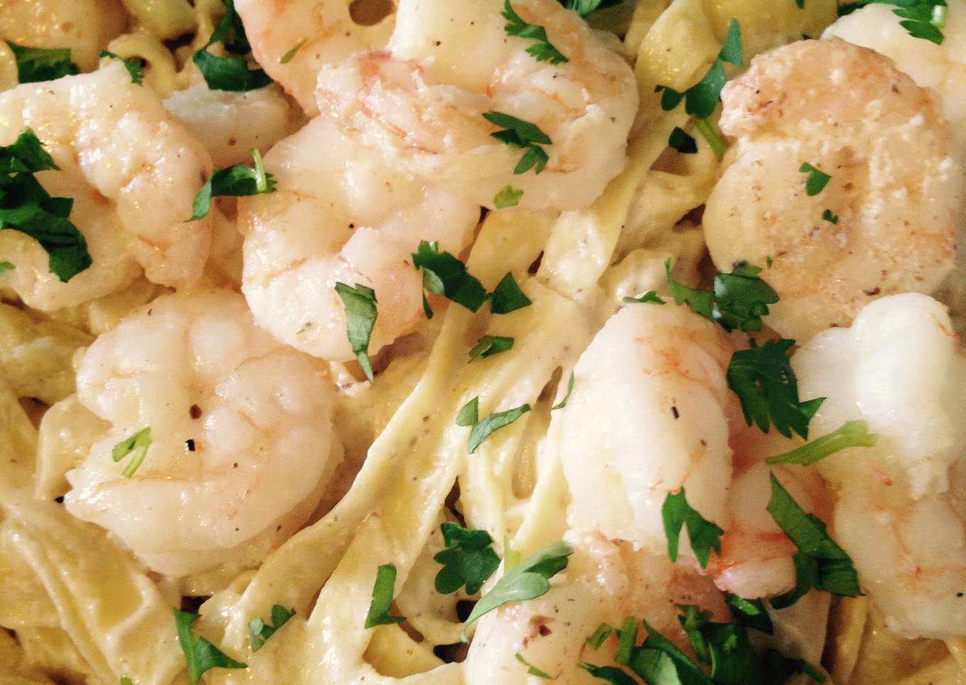 Creamy Alfredo Pasta with Shrimp and Garlic Sauce