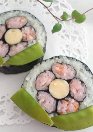A picture of Flower-decorated Sushi For Hinamatsuri (Girls' Day).