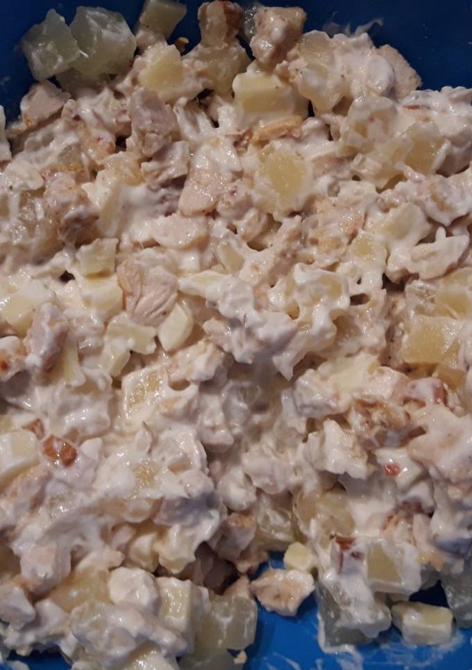 Салат з куркою та ананасами