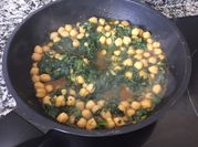 Una foto de garbanzos con espinacas