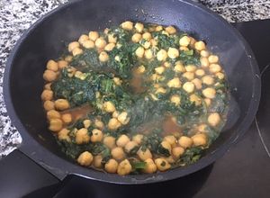 Una foto de Espinacas frescas con garbanzos de bote