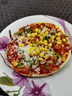 पिज़्ज़ा (Pizza recipe in Hindi) रेसिपी मुख्य फोटो