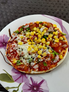 पिज़्ज़ा (Pizza recipe in Hindi) रेसिपी मुख्य फोटो