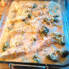 A picture of Creamy chicken and broccoli with cheese.