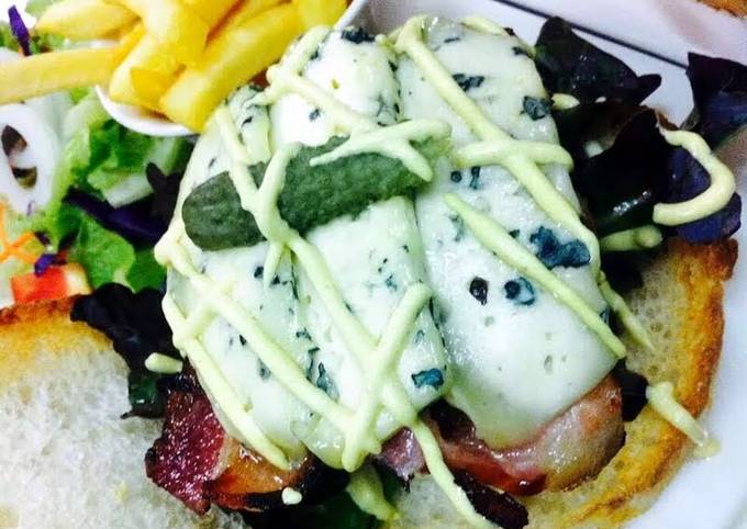 How to Prepare Perfect Blue cheese Burgers