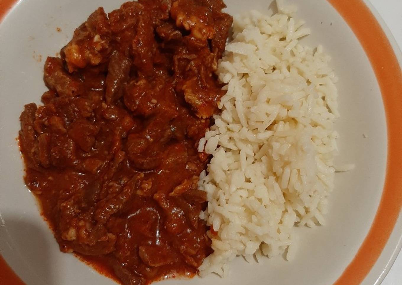 Bistec en salsa de tomate guaje asado