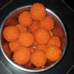A picture of Rava Laddu or Suji laddu.