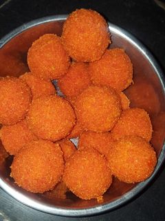 A picture of Rava Laddu or Suji laddu.