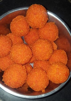 A picture of Rava Laddu or Suji laddu.