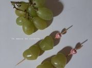 Une photo de brochettes de fruits