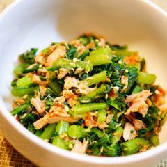 A picture of Chrysanthemum Greens with Tuna and Bonito Flakes.