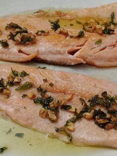 Una foto de Trucha a la plancha al ajillo
