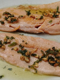 Una foto de Trucha a la plancha al ajillo