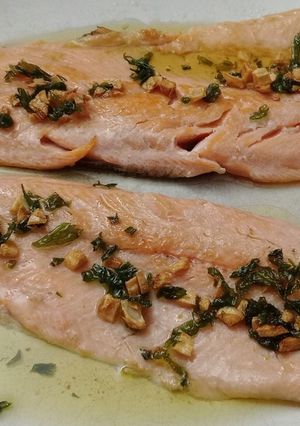 Una foto de Trucha a la plancha al ajillo