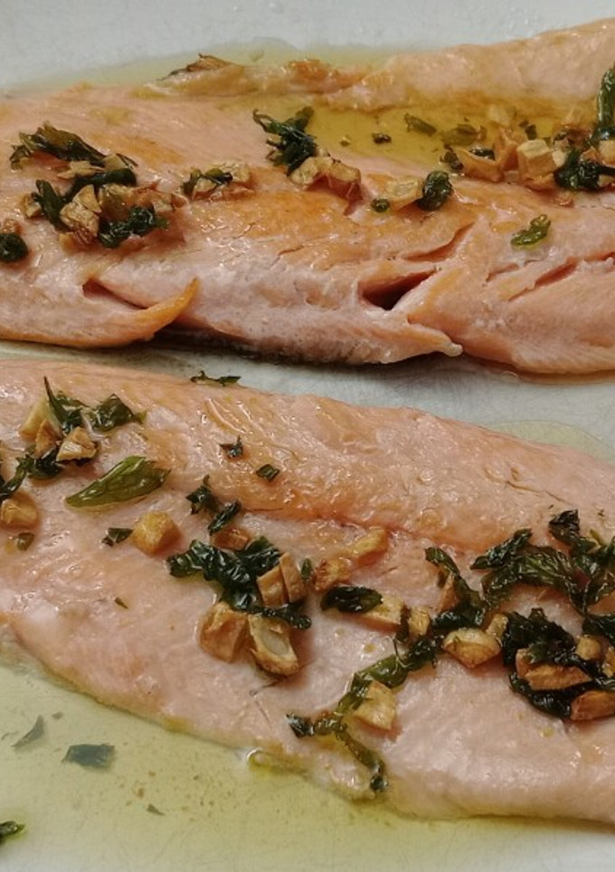 Una foto de Trucha a la plancha al ajillo