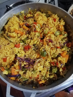 Una foto de Arroz de champiñones y frutos secos al curry 100%vegano