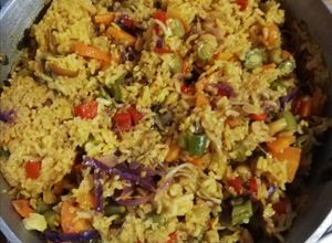 Una foto de Arroz de champiñones y frutos secos al curry 100%vegano