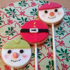 A picture of Vickys Vanilla Butter Cookie Pops, GF DF EF SF NF.