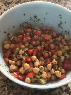 Una foto de Ensalada de garbanzos