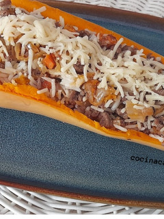 Una foto de Calabaza rellena de carne, verduras y arroz