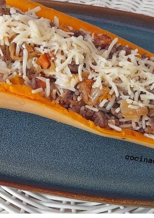 Una foto de Calabaza rellena de carne, verduras y arroz