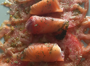 Foto principal de Rollitos de salmón ahumado y queso sobre carpaccio de tomate