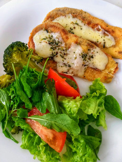 Una foto de Milanesas de berenjena con queso y ensalada