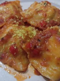 Una foto de RAVIOLONES VEGANOS DE TOFU, TOMATE Y QUESO
