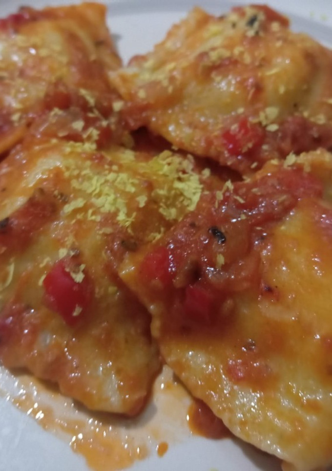 Una foto de RAVIOLONES VEGANOS DE TOFU, TOMATE Y QUESO