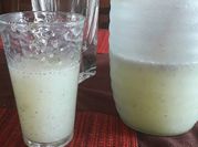 Una foto de agua de limón