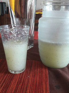 Una foto de Fresca agua de pepino, limón y Chía