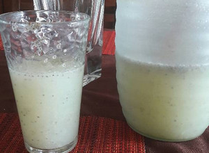 Una foto de Fresca agua de pepino, limón y Chía