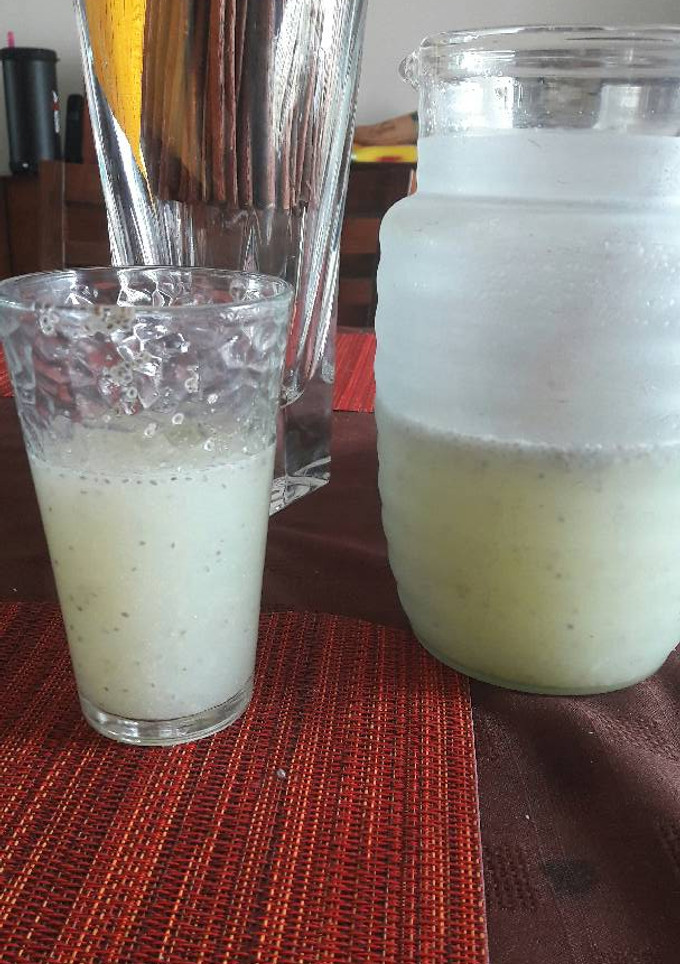 Una foto de Fresca agua de pepino, limón y Chía