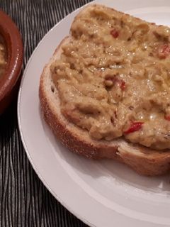 Una foto de Baba ganoush o paté de berenjena