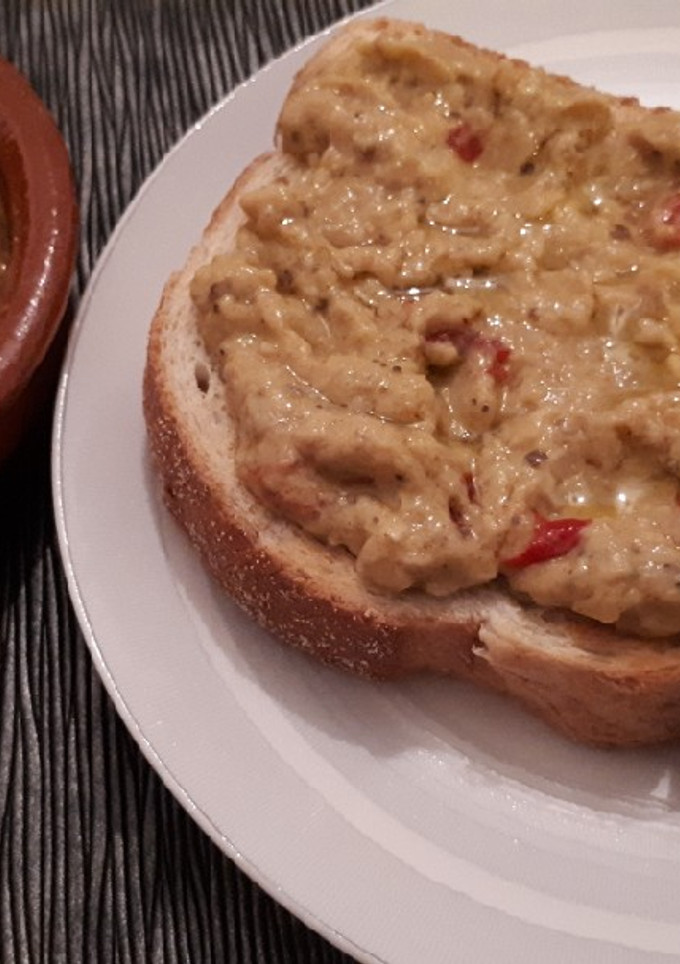 Una foto de Baba ganoush o paté de berenjena